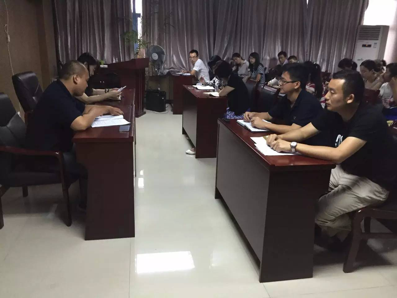 集團組織傳達學(xué)習(xí)關(guān)于我市8起&ldquo;違插&rdquo;典型案例的通報》