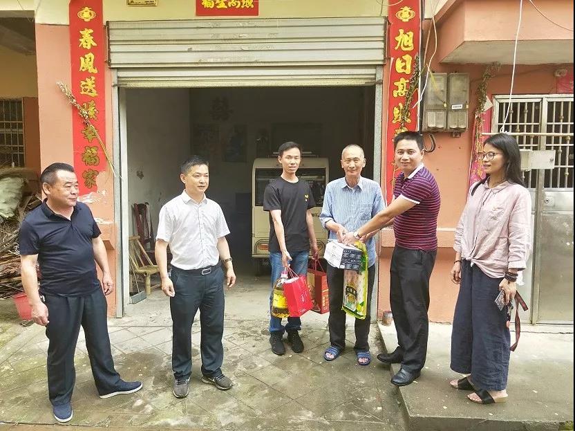 集團機關黨支部開展&ldquo;慰問貧困戶 情暖端午節&rdquo;黨日活動