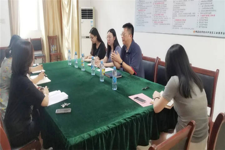 集團副總經理、工會主席袁扣華帶隊前往區工會拜訪交流