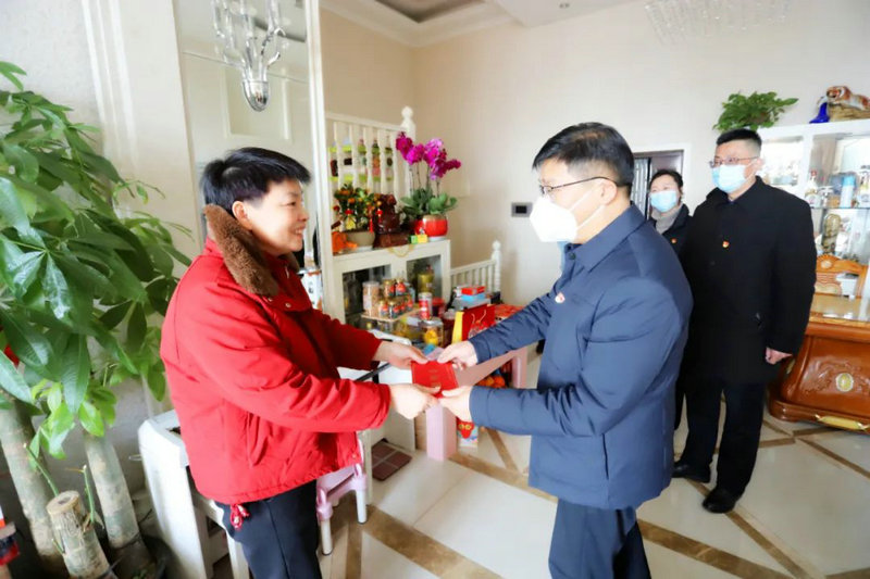 集團黨委春節(jié)前走訪慰問退休干部